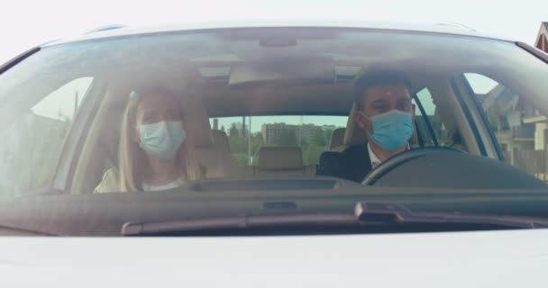 Zwei Arbeiter Fahren Mit Gesichtsmasken Auto Geschäftsfrau Und Geschäftsmann Reden — Stockvideo