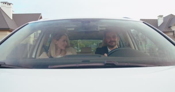 Neşeli Çift Arabayla Seyahat Ederken Yüksek Sesle Konuşuyor Kahkaha Atıyor — Stok video