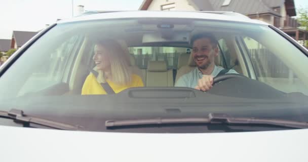 Cuplu Tânăr Atractiv Conducere Auto Omul Conduce Vorbește Între Zâmbește — Videoclip de stoc