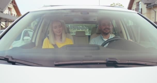 Młoda Atrakcyjna Para Jeżdżąca Samochodem Mężczyzna Prowadzi Kobieta Zaczęła Rozmawiać — Wideo stockowe
