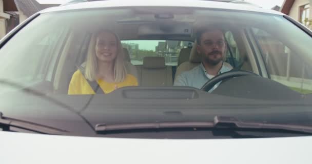 Neşeli Erkek Kadın Boş Zamanlarını Arabayla Seyahat Ederek Sevdikleri Müziği — Stok video