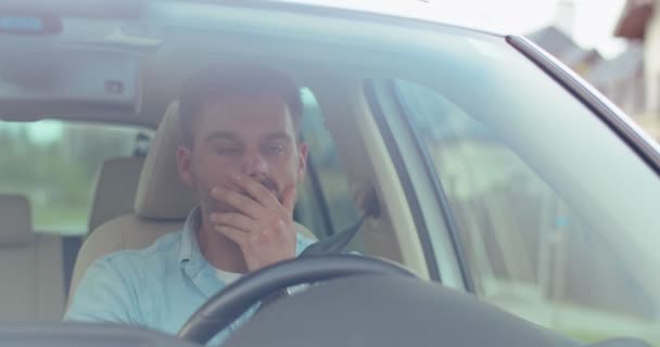 Cansado Jovem Empresário Caucasiano Está Dirigindo Carro Uma Estrada Colocando — Vídeo de Stock