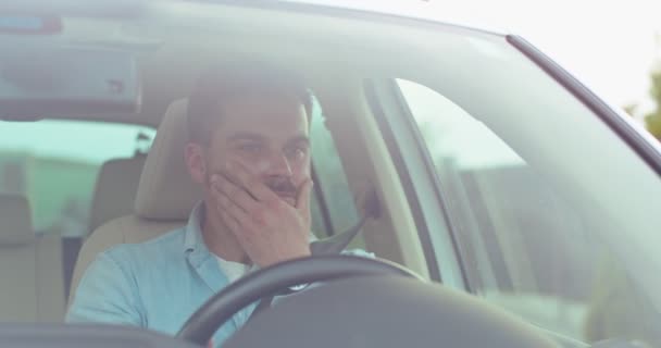 피곤한 코카서스 사업가가 얼굴에 도로에 운전하고있다 하루를 갑니다 자동차 프론트 — 비디오