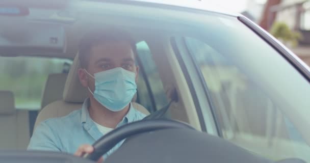 Homem Caucasiano Usando Máscara Protetora Sentado Volante Assento Motorista Olhando — Vídeo de Stock