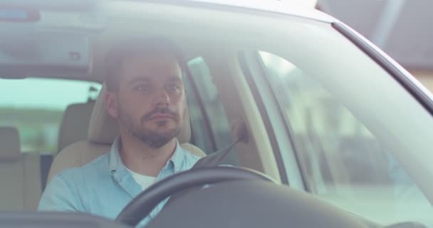 Jovem Caucasiano Feliz Está Dirigindo Carro Uma Estrada Olhando Redor — Vídeo de Stock