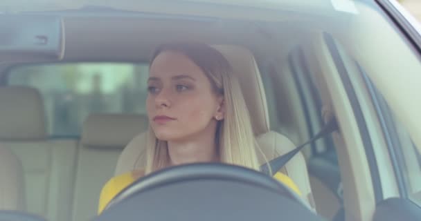 自信的年轻高加索女人正驾驶着一辆汽车在路上环顾四周 开心点 听音乐 心情很好好好享受吧车内 前面的景色靠近点 — 图库视频影像