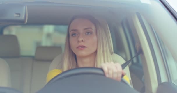 Cieszę Się Mogę Prowadzić Urocza Blondynka Uśmiechnięta Podczas Jazdy Samochodem — Wideo stockowe