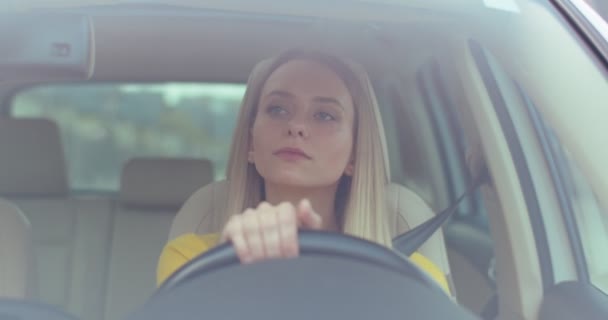 심각한 코카서스 여성은 주위를 바라보는 도로에 운전하고있다 기분이 좋아요 즐겨라 — 비디오
