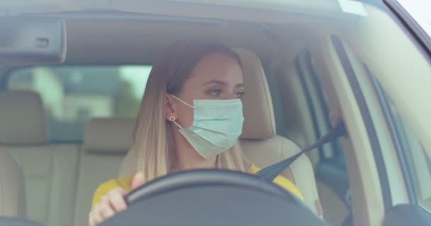 Mujer Caucásica Con Máscara Protectora Sentada Detrás Del Volante Asiento — Vídeo de stock
