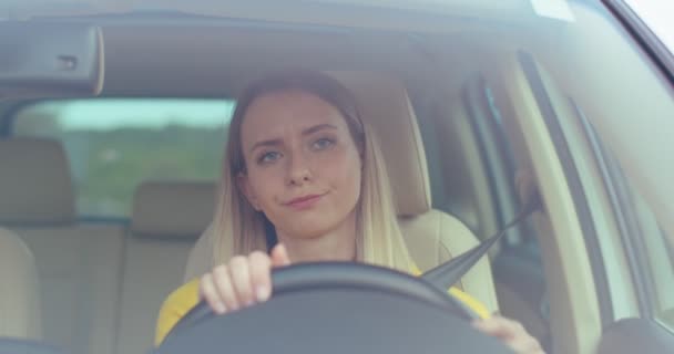 Młoda Irytująca Biała Kobieta Podróżująca Samochodem Korku Przez Całe Miasto — Wideo stockowe
