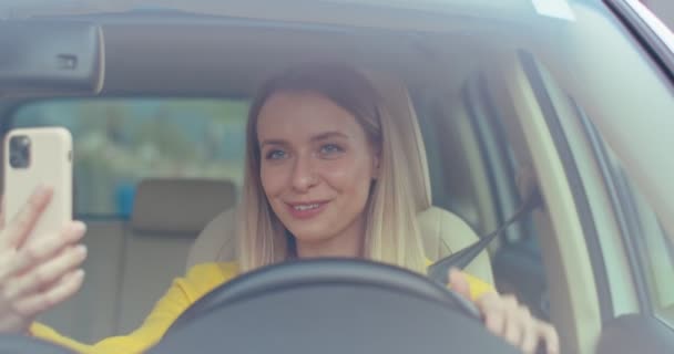 Jovem Caucasiana Feliz Está Dirigindo Carro Uma Estrada Falando Vídeo — Vídeo de Stock