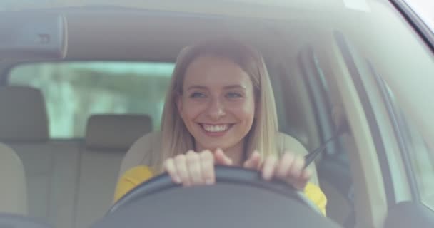 Jovem Caucasiana Feliz Está Dirigindo Carro Uma Estrada Sorrindo Mostrando — Vídeo de Stock