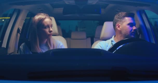 这对严肃的夫妇在夜路开车进城 男人在窗前与人聊天时的正面景象 人们在汽车的概念 警察控制 — 图库视频影像