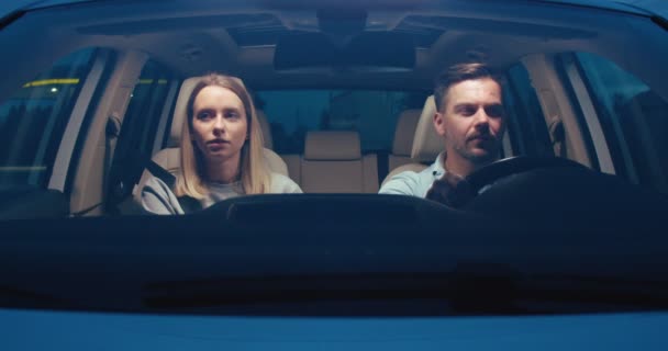 这对严肃的夫妇在夜路开车进城 男人在窗前与人聊天时的正面景象 人们在汽车的概念 警察控制 — 图库视频影像