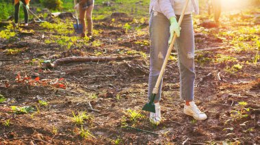 ECO gönüllü organizasyonu gezegenimizi kurtarmak için çevreyi koruyor. Kadın eko aktivist elinde kürekle kameraya bakıyor. Çevre koruma kavramı