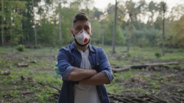 Porträt Des Ernsthaften Kaukasischen Mannes Mit Schutzmaske Der Wald Steht — Stockvideo