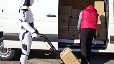 Robotlu Afrikalı Amerikalı bir teslimatçı, bir kamyonetten bir paket kutusu almış. Kurye alıcıya paket kutusunu teslim ediyor.