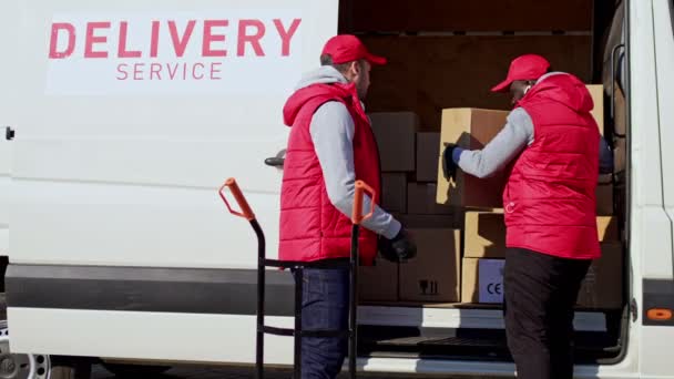 Couriers Putting Parcel Box Trolley Van Deliver Them Recipient African — Stock Video