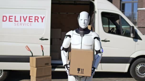Robot Staat Voor Het Bestelbusje Met Pakketdoos Het Leveren Aan — Stockvideo