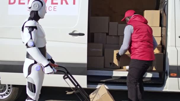 拿着机器人的非裔美国人把货车上的包裹箱放在推车上 快递员将包裹箱交给收件人 — 图库视频影像