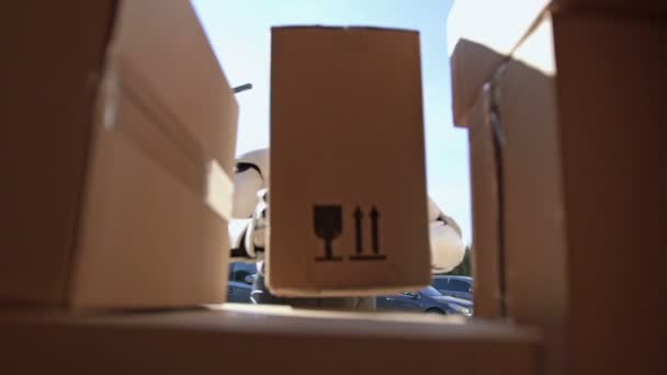 Close Robot Putting Parcel Box Van Cyborg Courier Delivering Parcel — Stock Video