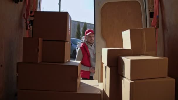 白人送货员打开货车后门 把包裹箱交给收件者 手推车上的机器人卡车箱运送货车 — 图库视频影像