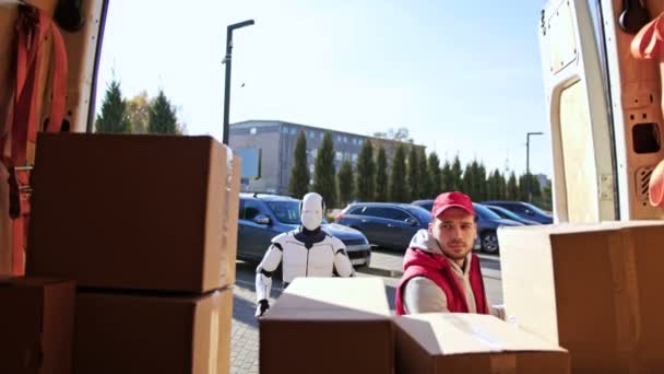 Pengantar Kaukasia Membuka Pintu Belakang Van Untuk Menaruh Kotak Paket — Stok Video