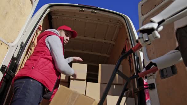 Pengantar Kaukasia Membuka Pintu Belakang Van Untuk Menaruh Kotak Paket — Stok Video