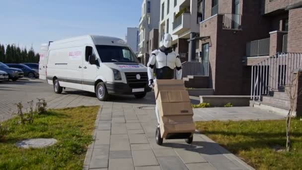 Robot Mengantarkan Kotak Paket Penerima Berjalan Sepanjang Jalan Dengan Troli — Stok Video
