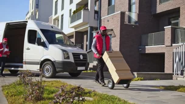 Африканський Американський Чоловік Доставки Несе Коробки Посилкою Візку Фургона Кур — стокове відео