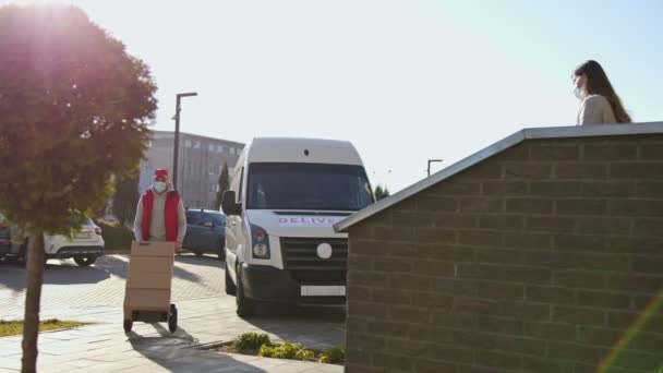 Кавказький Кур Масці Носить Коробки Посилкою Візку Фургона Віддає Клієнту — стокове відео