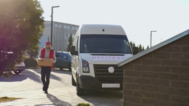 Kaukasische Kuriere Tragen Paketboxen Auf Einem Trolley Aus Einem Lieferwagen — Stockvideo