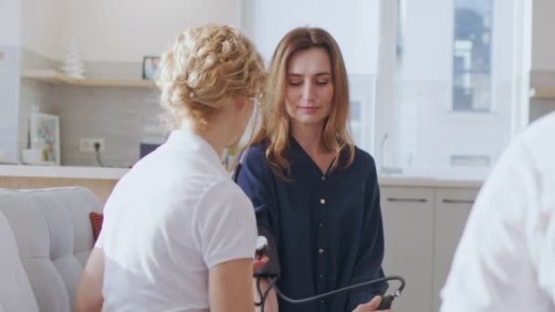 Full Längd Syn Vackra Unga Kvinna Läkare Med Stetoskop Samtidigt — Stockvideo