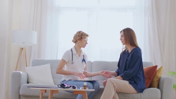 Dokter Keluarga Perempuan Yang Memenuhi Syarat Untuk Memeriksa Suhu Pasiennya — Stok Video