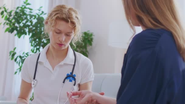 Sannolik Säker Kvalificerad Kvinnlig Husläkare Kontrollera Sina Patienter Temperatur Med — Stockvideo