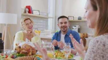 Yemek sırasında yemek masasında oturan, mutlu hisseden, şarap içen ve konuşan çok nesilli ailenin portre görüntüsünü yükseltin.