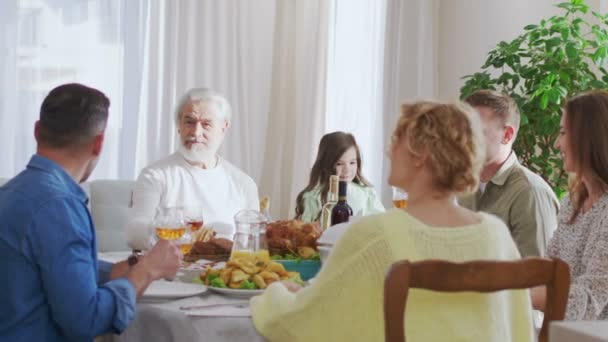 Vyötärö Ylöspäin Muotokuva Näkymä Monen Sukupolven Perhe Istuu Ruokapöydässä Aikana — kuvapankkivideo