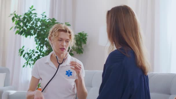 Kvinnlig Läkare Som Använder Stetoskop För Att Lyssna Hjärta Eller — Stockvideo