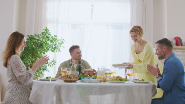 さまざまな食べ物とワインでお祝いのテーブル クリームで新鮮な調理パイを持参し テーブルに置く女性 家族の夕食パーティーの友情のお祝い — ストック動画