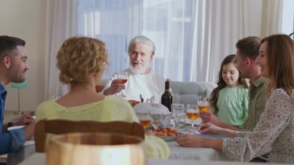 Porträtansicht Der Mehrgenerationenfamilie Die Beim Festlichen Abendessen Esstisch Sitzt Glücklich — Stockvideo