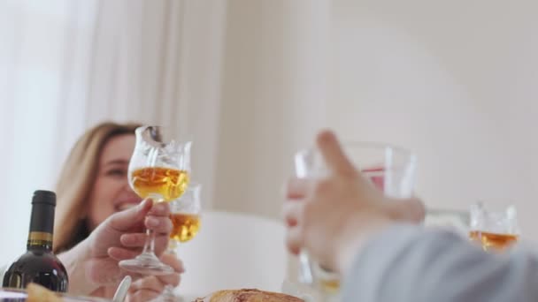 Boldog Család Vacsorázik Asztalnál Közelről Látni Ahogy Emberek Érzelmileg Nevetnek — Stock videók