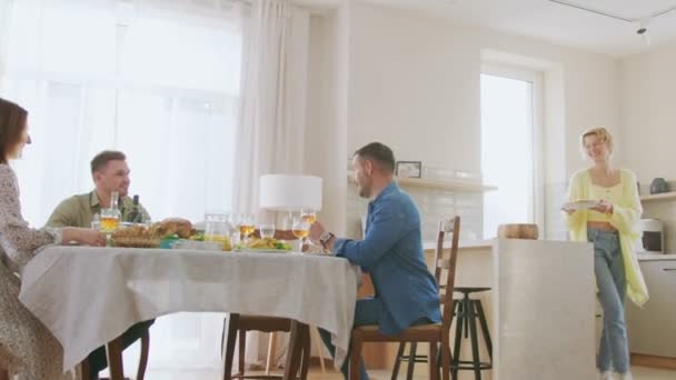 Grupo Pessoas Várias Gerações Divertindo Comunicando Comendo Jantar Família Indoor — Vídeo de Stock