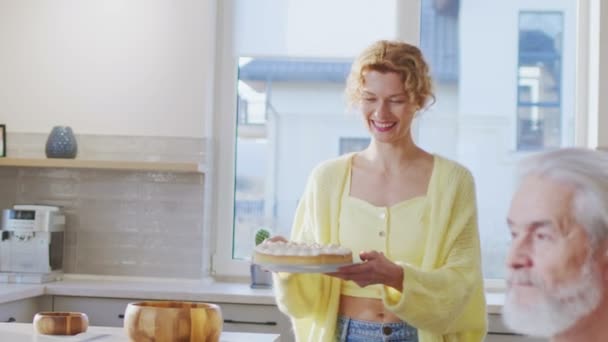 Blond Gelockte Frau Bringt Leckeren Kuchen Für Ihre Familie Auf — Stockvideo