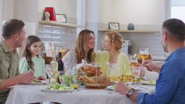 Gruppe Von Mehrgenerationenmenschen Die Spaß Haben Kommunizieren Und Essen Beim — Stockvideo
