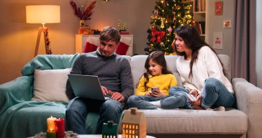 Beyaz, mutlu, çocuklu bir aile parlayan Xmas ağacıyla birlikte tatillerini çeşitli elektronik cihazlar kullanarak, akıllı telefondan yazarak geçiriyorlar. Yeni yıl hediyesini arayan adam dizüstü bilgisayarda geziniyor
