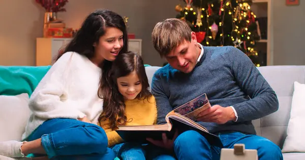 Küçük Çocuklu Mutlu Bir Beyaz Aile Noel Arifesinde Keyifli Bir Telifsiz Stok Fotoğraflar
