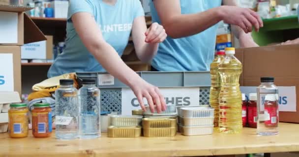Close Van Mannelijke Vrouwelijke Vrijwilligers Blauw Uniform Die Kartonnen Dozen — Stockvideo