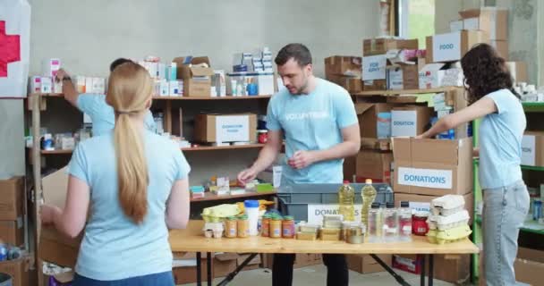 Добровольцы Синей Форме Собираются Благотворительном Фонде Упаковки Товаров Коробки Украинцев — стоковое видео