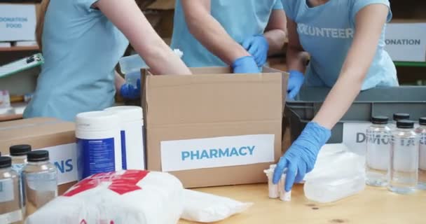 Kauçuk Eldivenli Erkek Kadın Gönüllülerin Yakınlarını Kapatın Yardım Amaçlı Ilaçlarla — Stok video