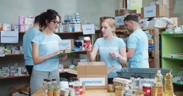 Teamwork Van Voedsel Bank Medewerkers Verpakking Donatie Dozen Met Voorziening — Stockvideo